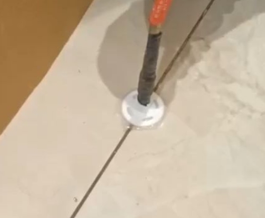 成都市瓷砖空鼓维修公司专业解答瓷砖在铺贴过程中，如果没有涂抹均匀到位的粘结材料（如水泥砂浆或瓷砖胶），可能会导致以下问题