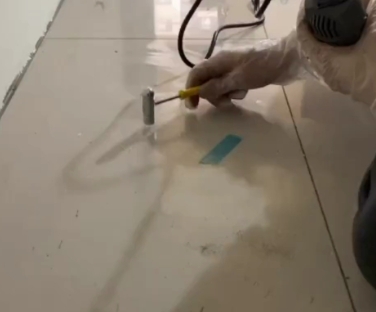 成都市瓷砖开裂维修公司专业分享瓷砖在铺贴前如果没有沥干水分，将会导致以下问题