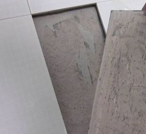 成都市瓷砖空鼓维修公司分享瓷砖铺贴时如果打浆（即涂抹在瓷砖背面和基层上的砂浆或瓷砖胶）过少，会带来以下问题